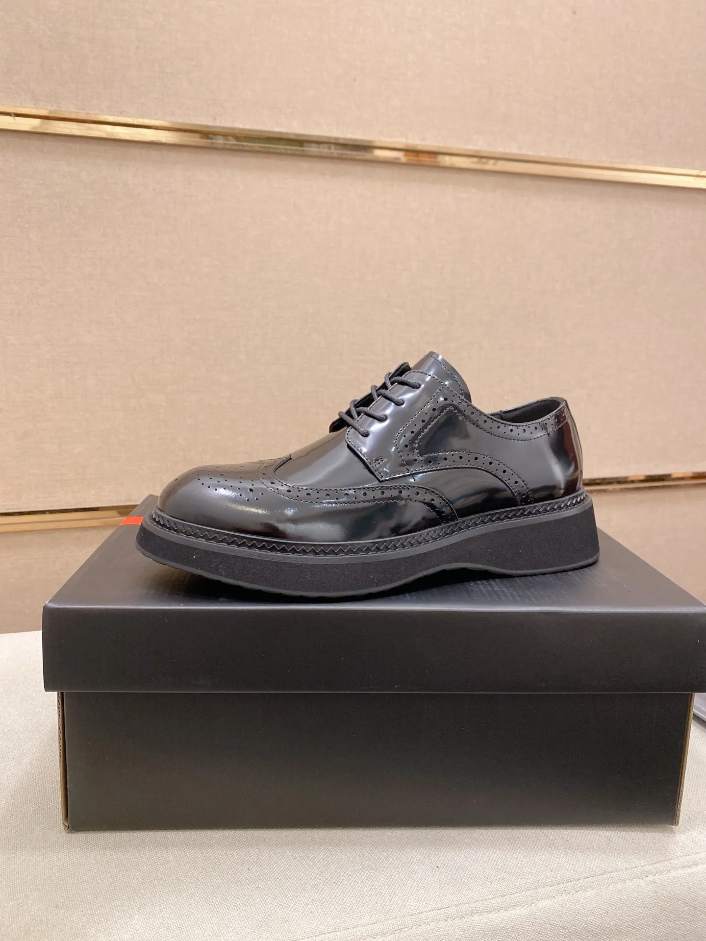 Factory price 720💰 🍁🍁High version High-quality new PRADA (Prada) counters are launched simultaneously, new men's shoes, 😘fabrics are selected from imported lacquered first-layer cowhide, and imported cowhide lining. 👍🏿 High-end ☄️ air-cushion molded anti-slip rubber outsole, exquisite lines, simple and elegant, comfortable and high-end for leisure travel. Code number: 38 to 45